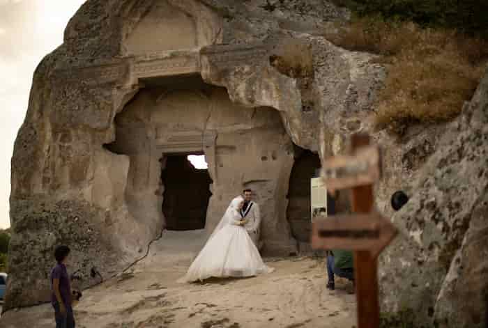 یک زوج تازه ازدواج کرده برای عکس گرفتن در سایت باستانی دره فریگی