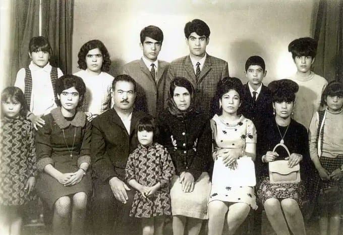 زوج ایرانی به‌همراه ۱۲ فرزند‌شان، سال ۱۳۴۵