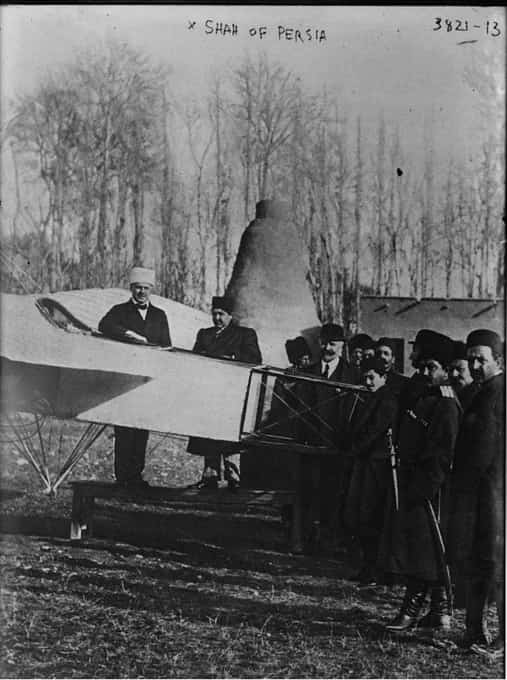 احمدشاه قاجار در کنار یک هواپیما