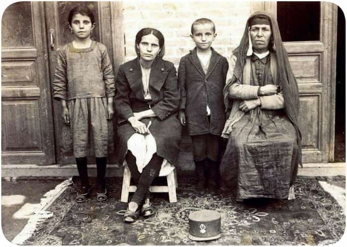 تصویری از یک خانواده ایرانی در سال ١٣١٠