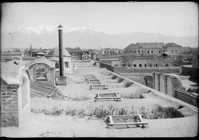 پشت بام خانه های تهران و در دور دست کوه البرز،بین سالهای ۱۹۰۰ تا ۱۹۳۰