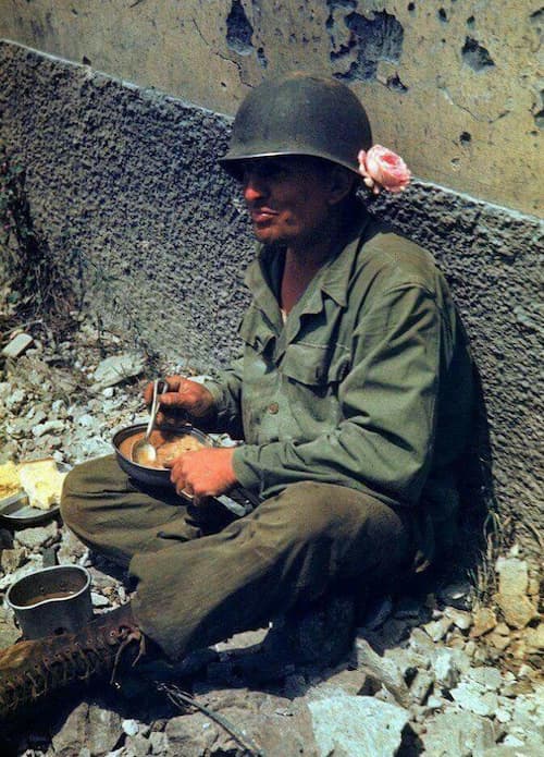 یک سرباز آمریکایی در مسیر شهر رم در حالت استراحت و غذاخوردن جنگ جهانی دوم سال 1944
