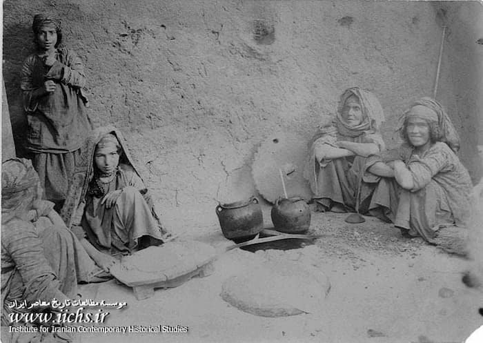 تصویری از زنان روستایی در حال پخت نان و غذا در دوران قاجاریه 