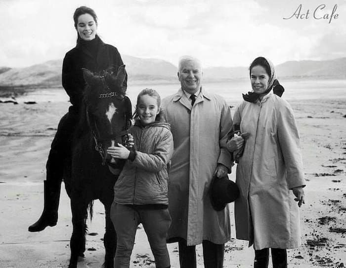 عکسی بی نظیر از چارلی چاپلین در دوران پیری در کنار خانواده اش سال ۱۹۶۵ میلادی
