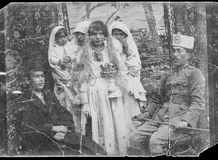 تصویری از یک عروس و داماد در  اواخر قاجار