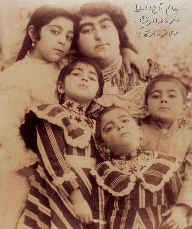 عکسی  جالب از دختر ناصرالدین شاه با فرزندانش