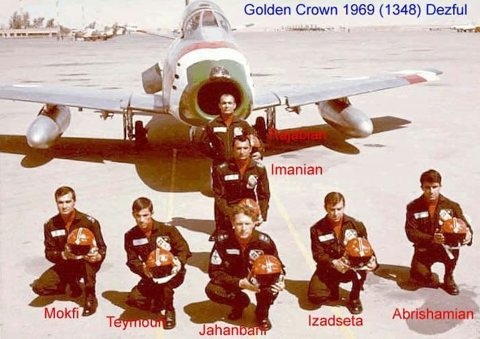 تیم اکروجت تاج طلایی در کنار هواپیمای f86 در پایگاه دزفول سال۱۳۴۸