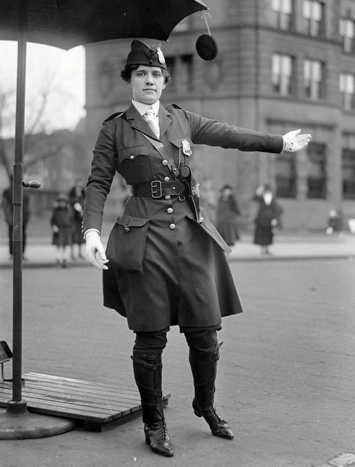اولین مامور کنترل ترافیک در آمریکا، لیوناکینگ در حال کنترل ترافیک در شهر واشنگتن 1918