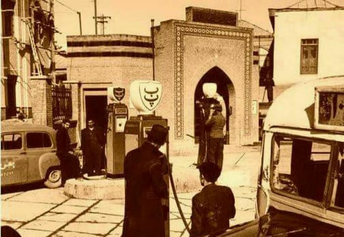 تصویری تاریخی از پمپ بنزینی در تهران دهه چهل