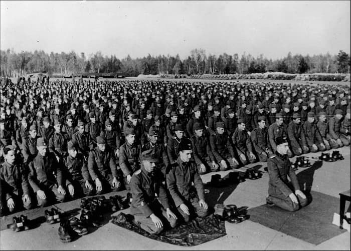 نمازخواندن تفنگداران لشکر مسلح کوهستانی سیزدهم اس اس آلمان نازی مشهور به لشکر خنجر