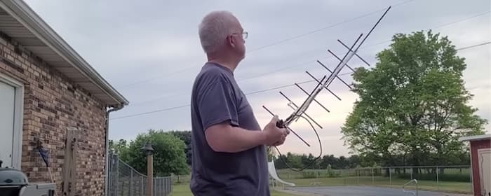 مردی با آنتن دست‌ساز خود با ایستگاه فضایی بین‌المللی ارتباط رادیویی برقرار کرد