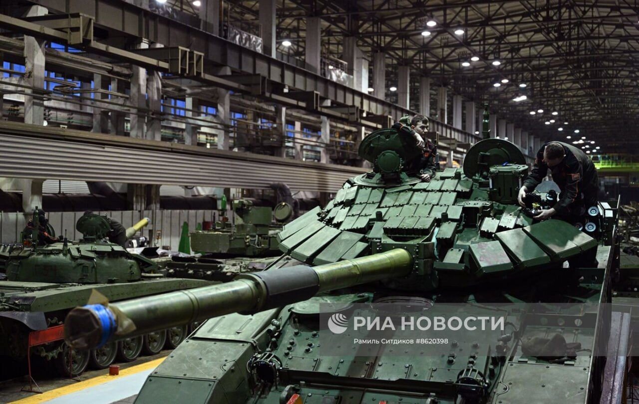 بازدید پوتین از خط تولید تانک در روسیه