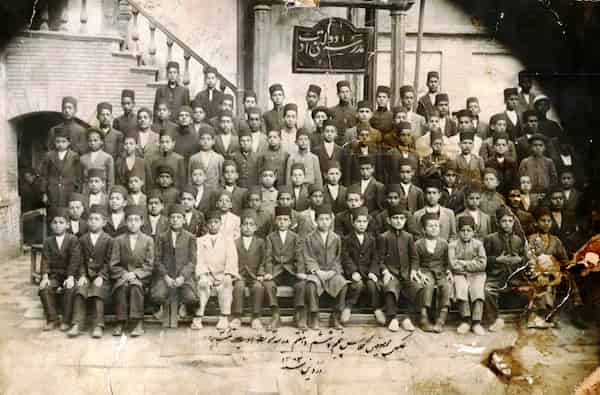 عکس محصلین کلاس پنجم و ششم و هفتم مدرسه متوسطه ادب تهران سال 1302 اواخر قاجار