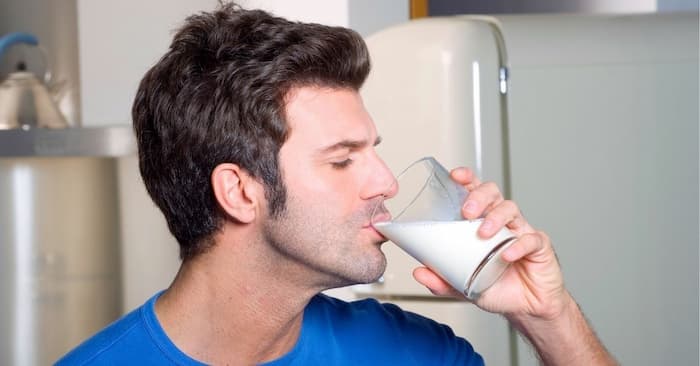 فواید نوشیدن شیر گرم در مقابل شیر سرد