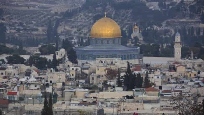 به درخواست رژیم صهیونیستی عرفات چند موسسه و نهاد فلسطینی را در شرق بیت‌المقدس تعطیل کرد
