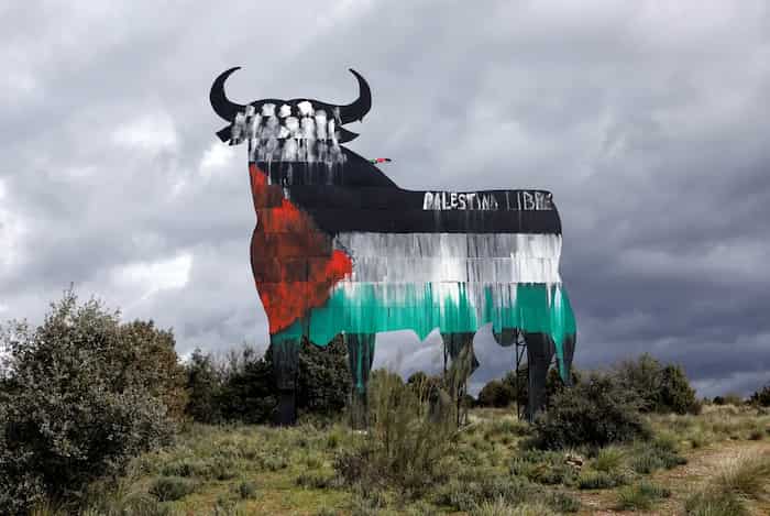 بیلبورد گاو نر معروف اسپانیا با پرچم فلسطین نقاشی شده است