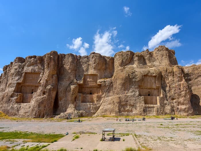 آرامگاه صخره‌ای داریوش در نقش رستم و ارزش نمادین کمانداری شاه نزد هخامنشیان