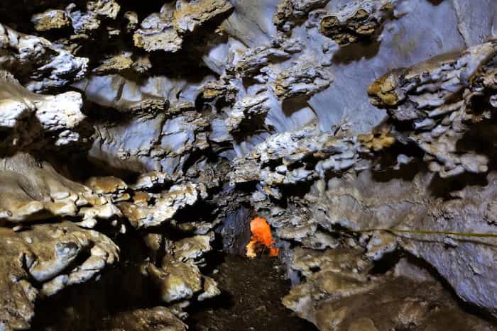 غار امجک: نگینِ پنهان در دل کوه‌های تفرش