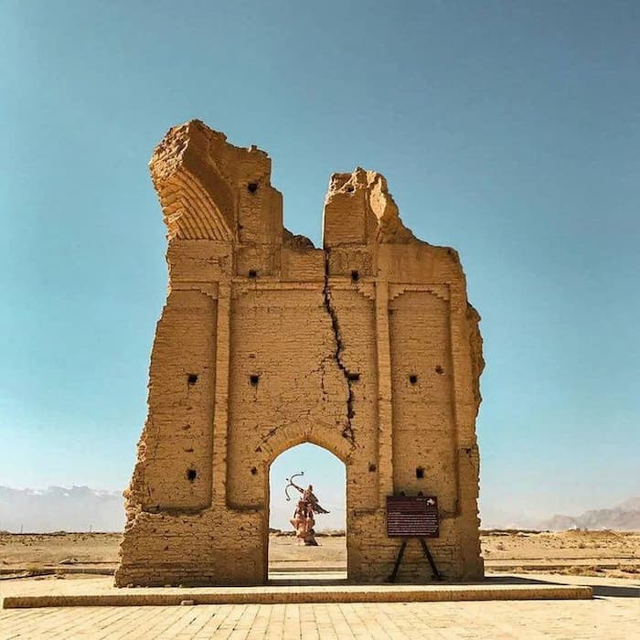 دروازه فرافر: شاهدی بر شکوه معماری ایران باستان