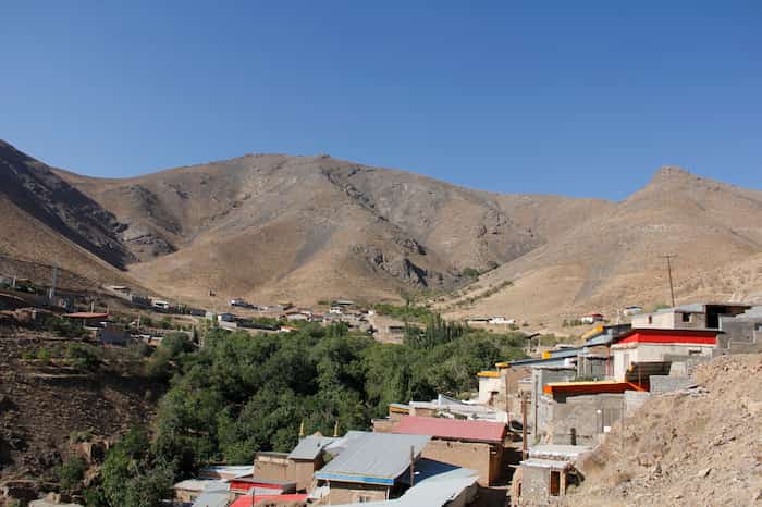 احمدآباد: روستایی کوهستانی در دامنه‌ی امجک