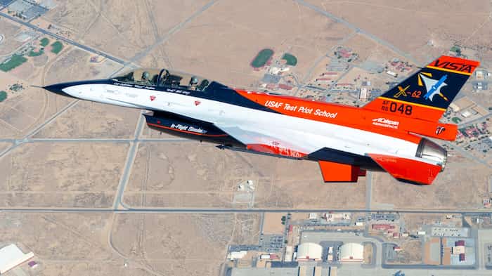 پرواز موفقیت‌آمیز جنگنده F-16 با هوش مصنوعی: گامی مهم به سوی آینده جنگ هوایی