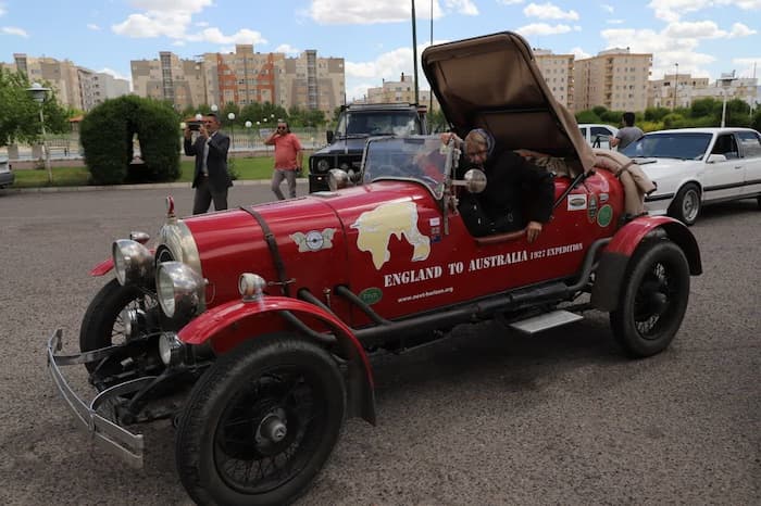 زوج استرالیایی با خودرو تاریخی از زنجان بازدید کردند