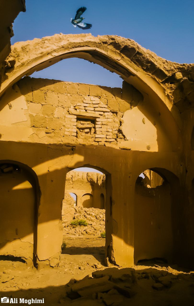چنگ تقدیر در کویر: داستانی از قلعه‌های مخروبه و سرنوشتی ناگوار